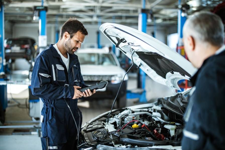 licensed car inspector performing mobile vehicle inspections Melbourne in driveway